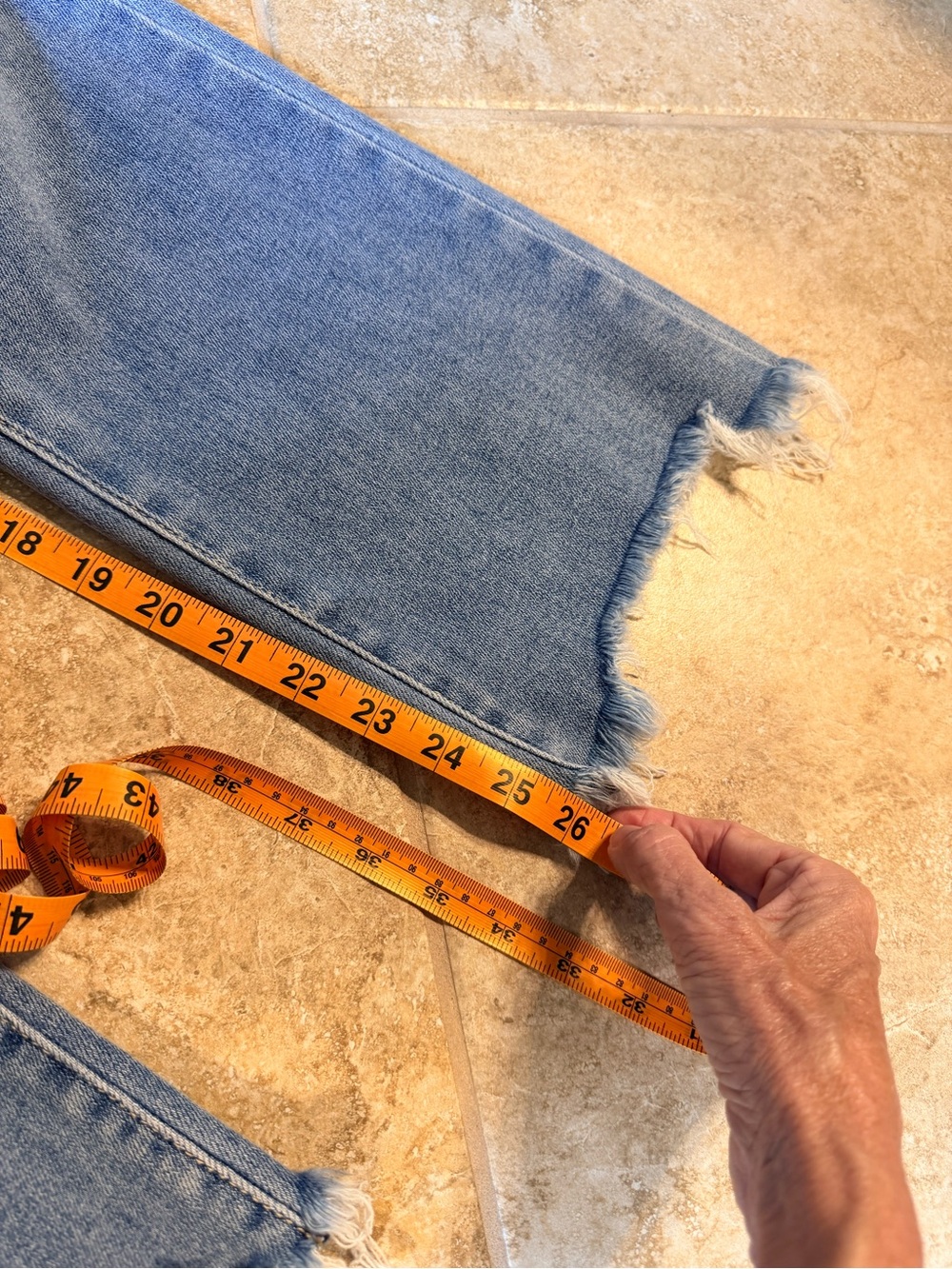 Risen Medium High Rise  Frayed-Hem Cropped Jeans - Picture 4 of 8